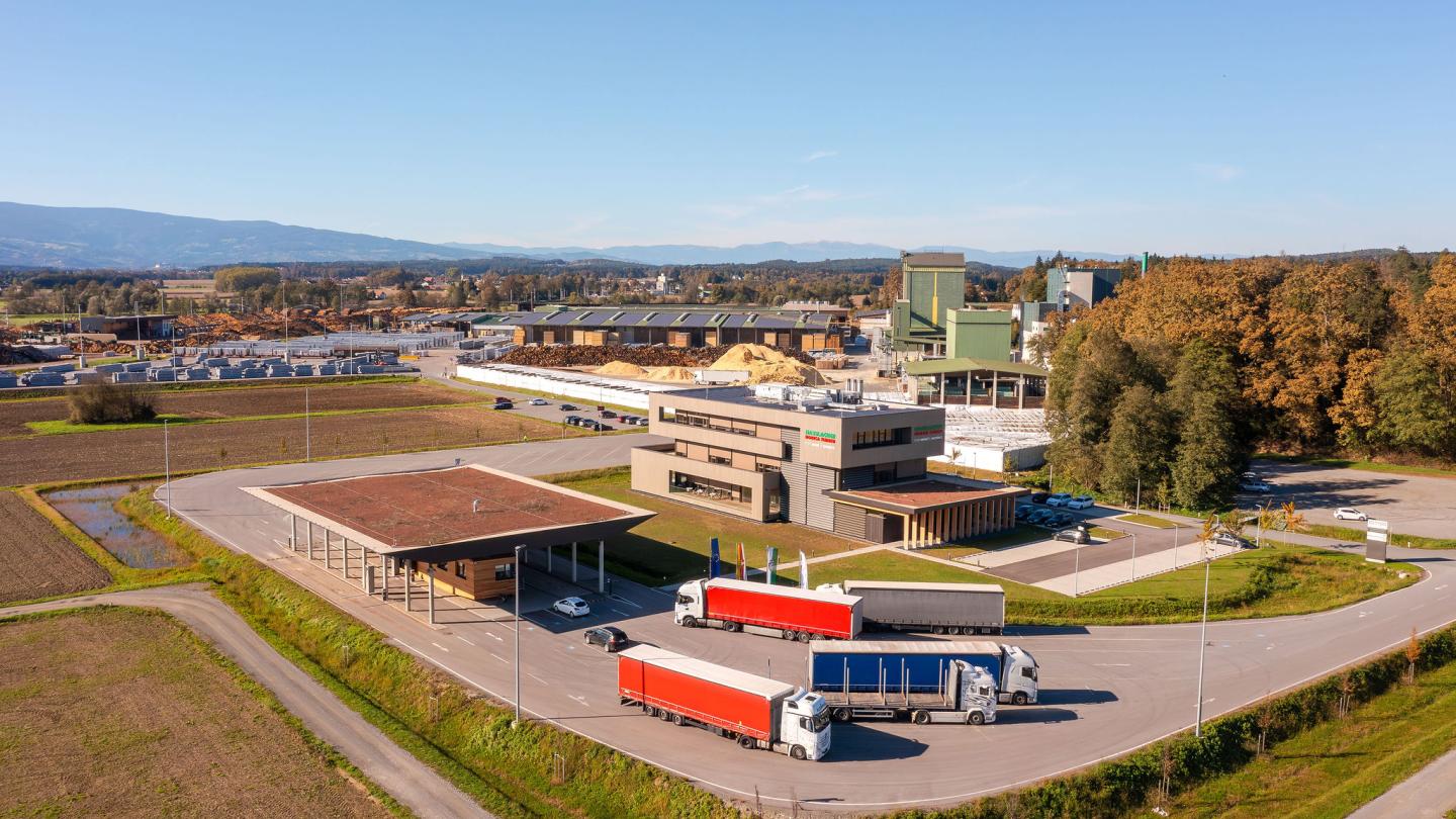 Das neue Bürogebäude der HASSLACHER PREDING Holzindustrie, Luftbild Terminal und Bürogebäude | © Trecolore Architects Das neue Bürogebäude der HASSLACHER PREDING Holzindustrie, Luftbild Terminal und Bürogebäude