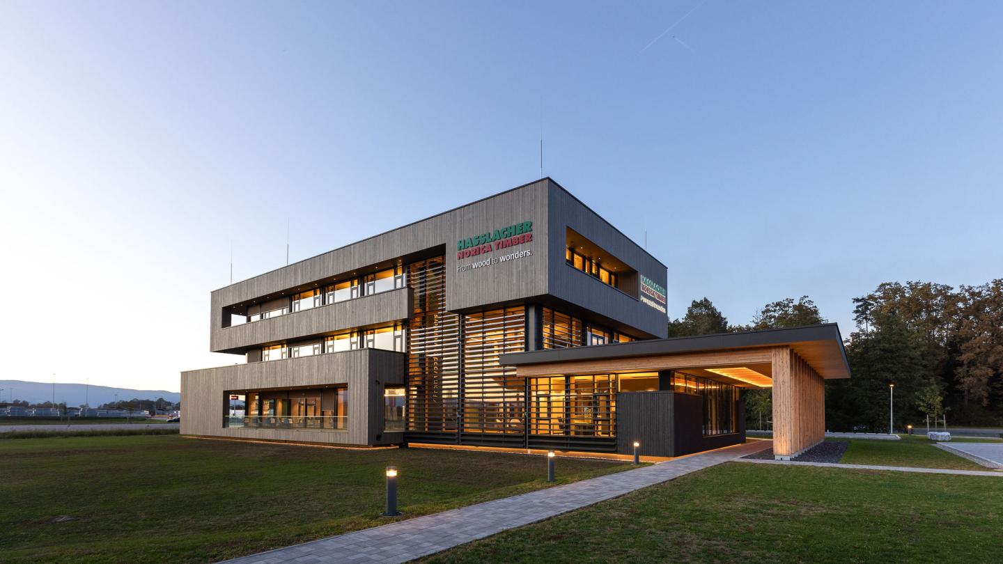 Das neue Bürogebäude der HASSLACHER PREDING Holzindustrie, Außenbereich bei Dämmerung | © Trecolore Architects Das neue Bürogebäude der HASSLACHER PREDING Holzindustrie, Außenbereich bei Dämmerung